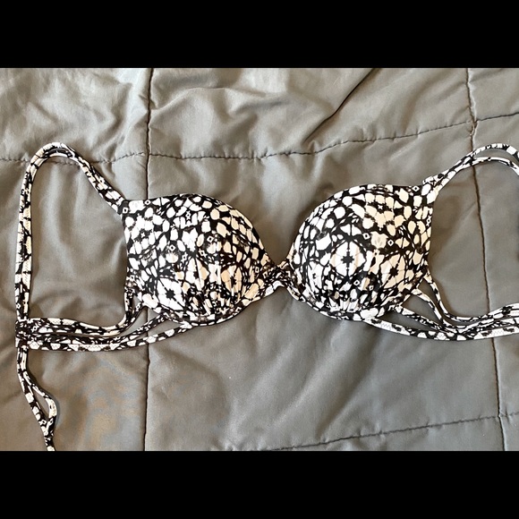 NWOT Shade and Shore bikini top in black/white. Push up 34B - Picture 2 of 4